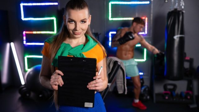 [FitnessRooms] Arina Shy (Squirting on fit guy’s big cock / 07.30.2024)